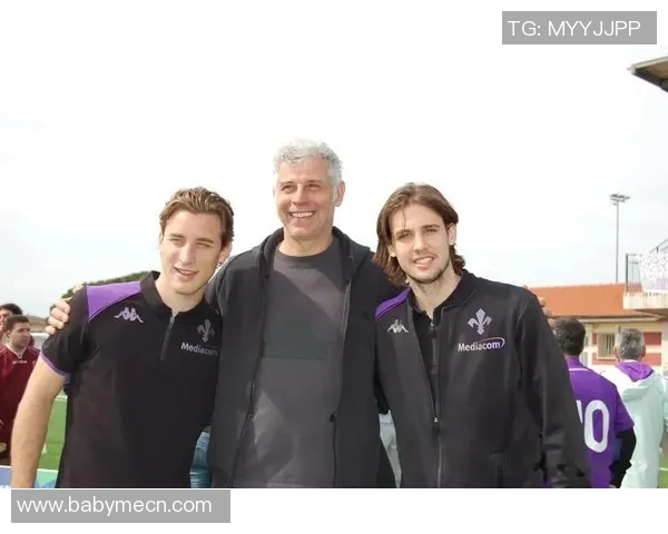 足球明星同框瞬间珍藏回忆展现球场魅力与友谊的精彩合照 足球明星同框瞬间珍藏回忆展现球场魅力与友谊的精彩合照